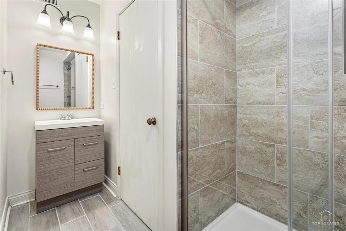 Photo of 611 W 25th Place