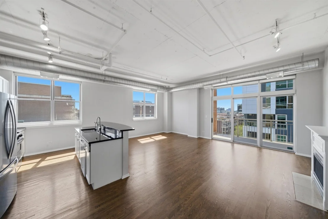 Photo of Unit 710 at 950 W Monroe Street