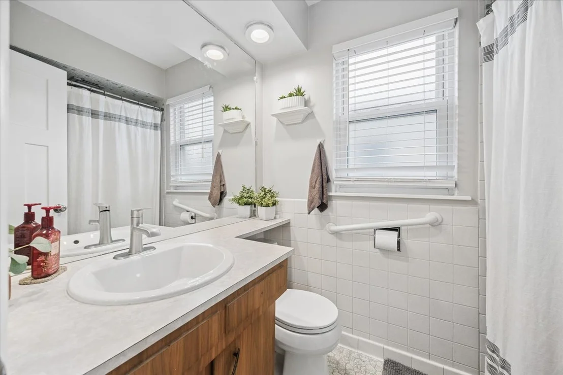 Photo of 8936 W Forestview Avenue