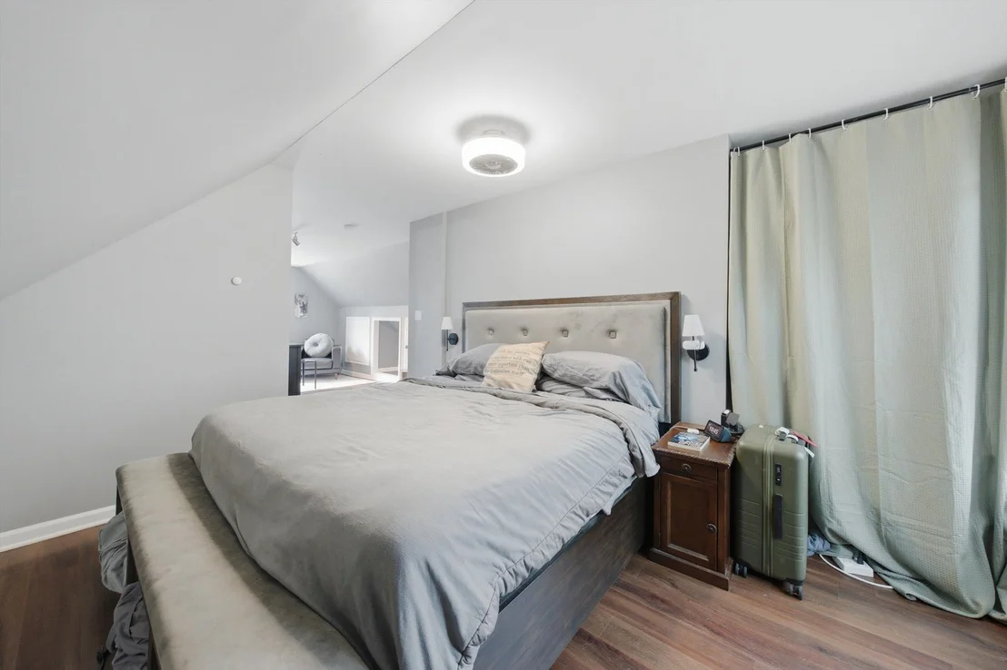 Photo of 437 W 44th Place