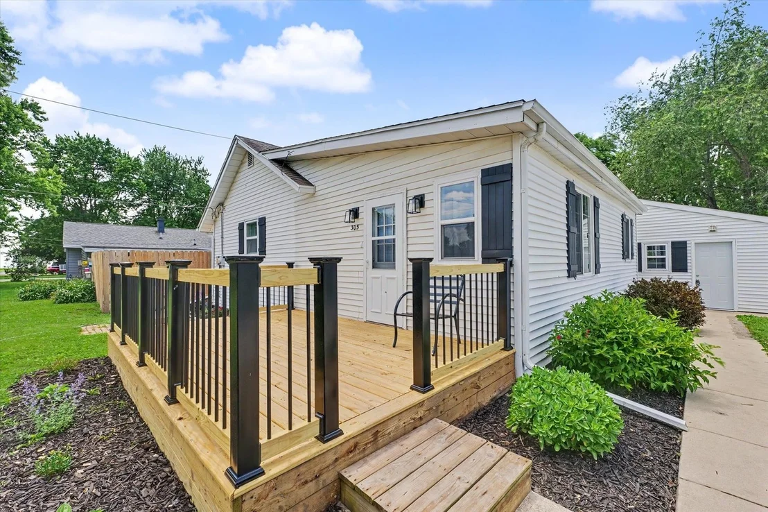 Photo of 305 S 1st Street
