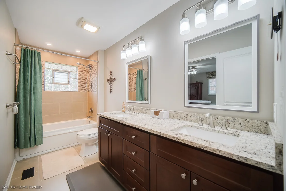 Photo of 29 W. 31st. Place