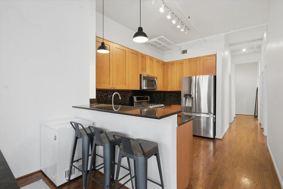 Photo of Unit 401 at 950 W Monroe Street