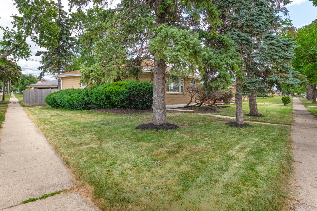 Photo of 1015 W Victoria Avenue