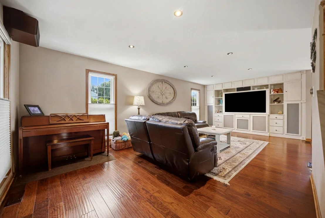 Photo of 702 Hickory Lane