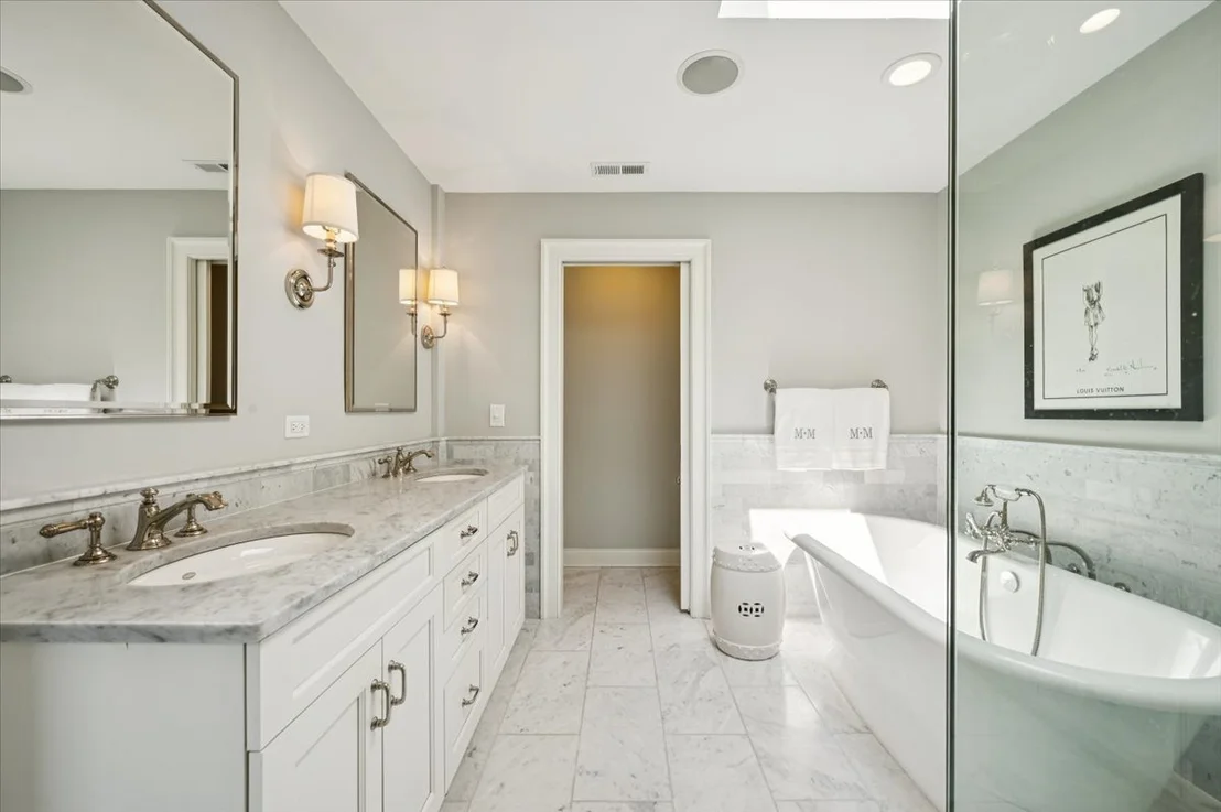 Photo of 837 W Junior Terrace