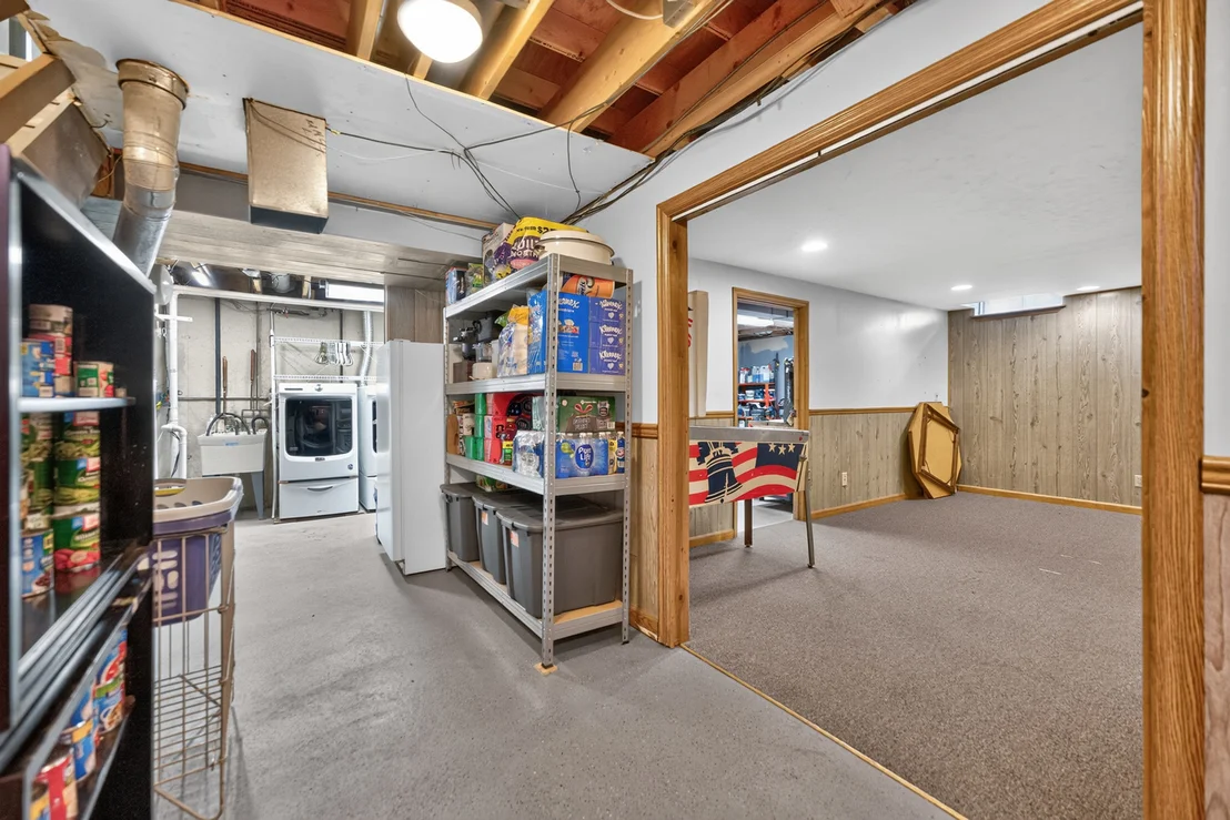 Photo of 975 W Pine Avenue