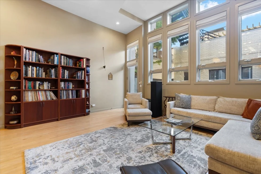 Photo of 930 W Wolfram Street