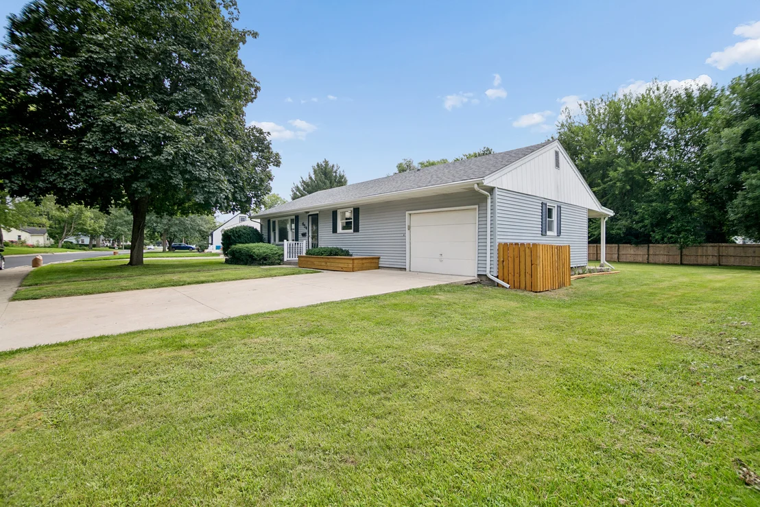 Photo of 654 W River Street