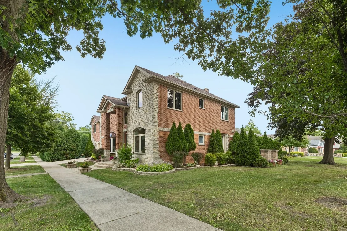 Photo of 610 W Lonnquist Boulevard