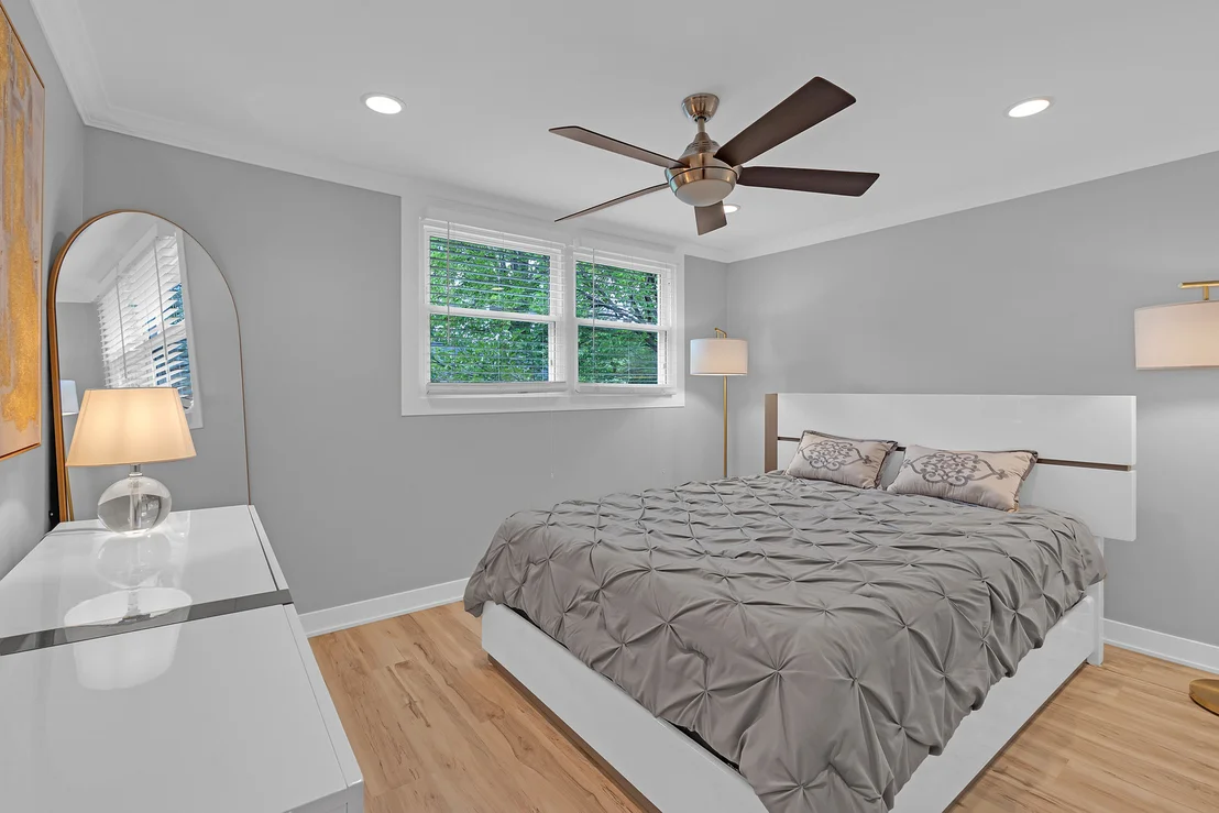Photo of 210 W Pickwick Road