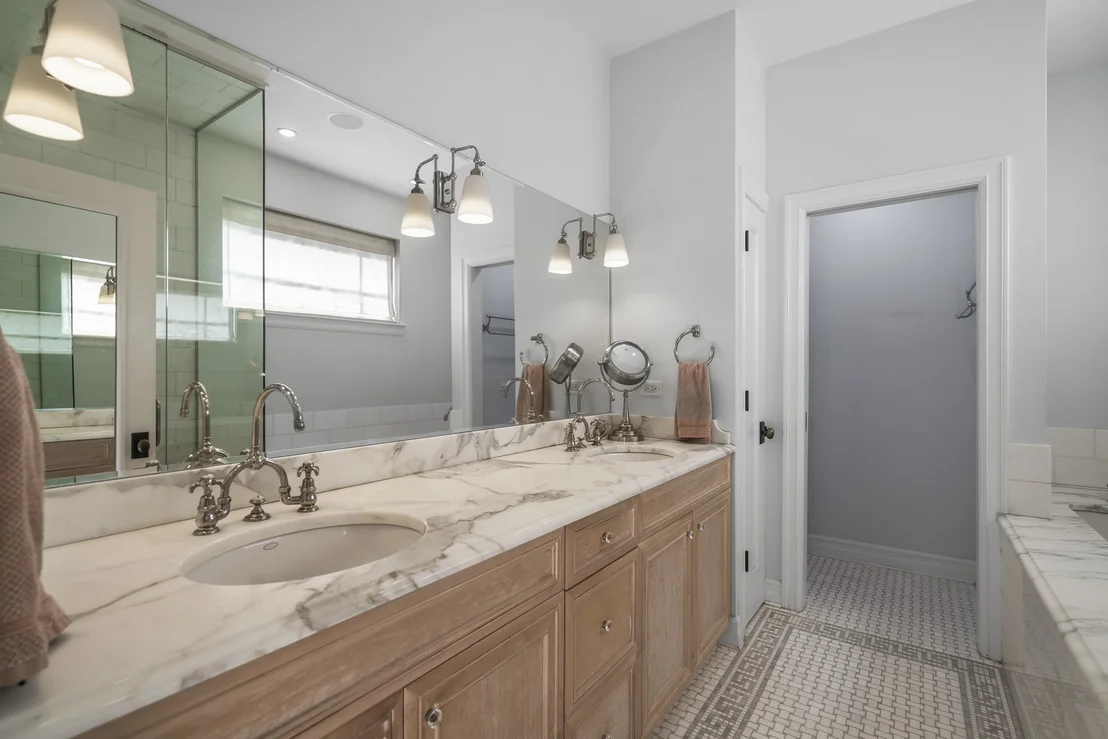 Photo of 1331 W Wolfram Street