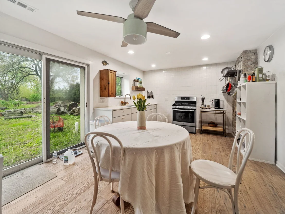Photo of 1S655 Taylor Road