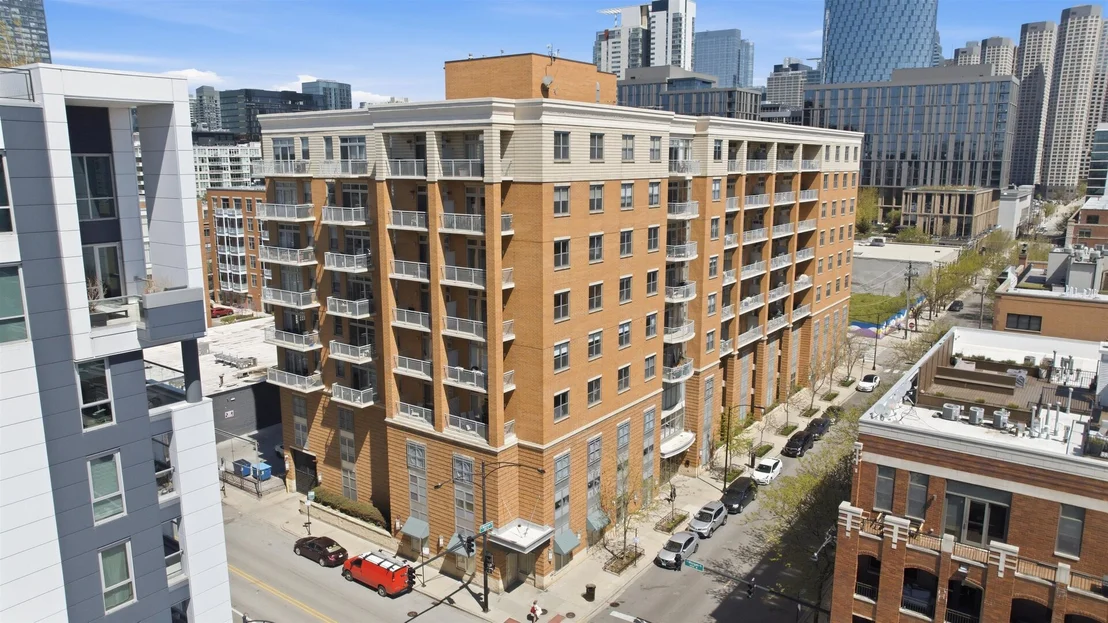Photo of Unit 710 at 950 W Monroe Street