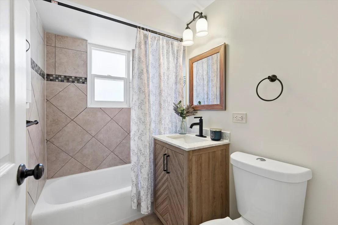 Photo of 408 W Commonwealth Lane