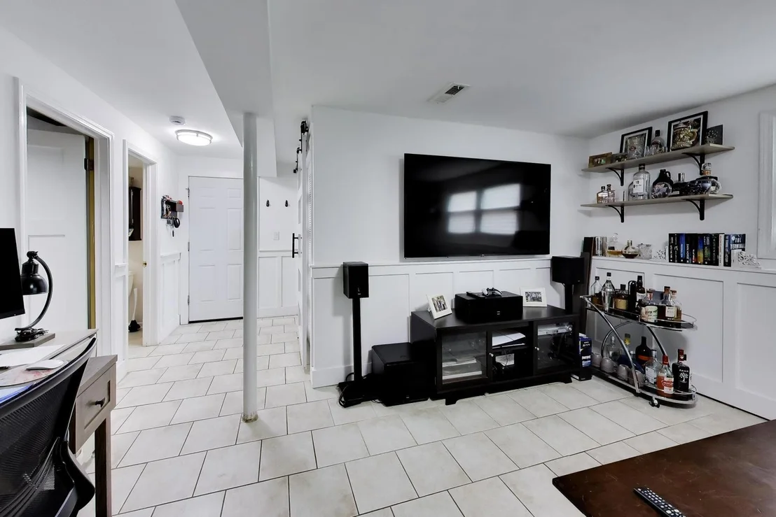 Photo of 2167 Midhurst Road