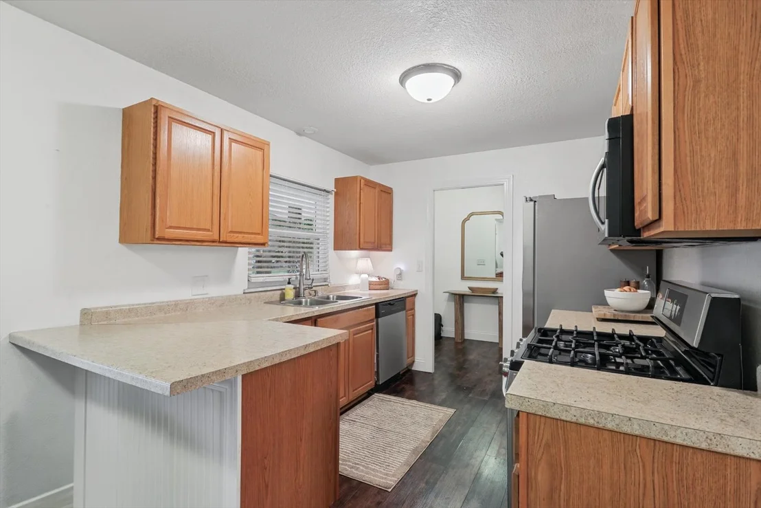 Photo of 905 Stratford Drive