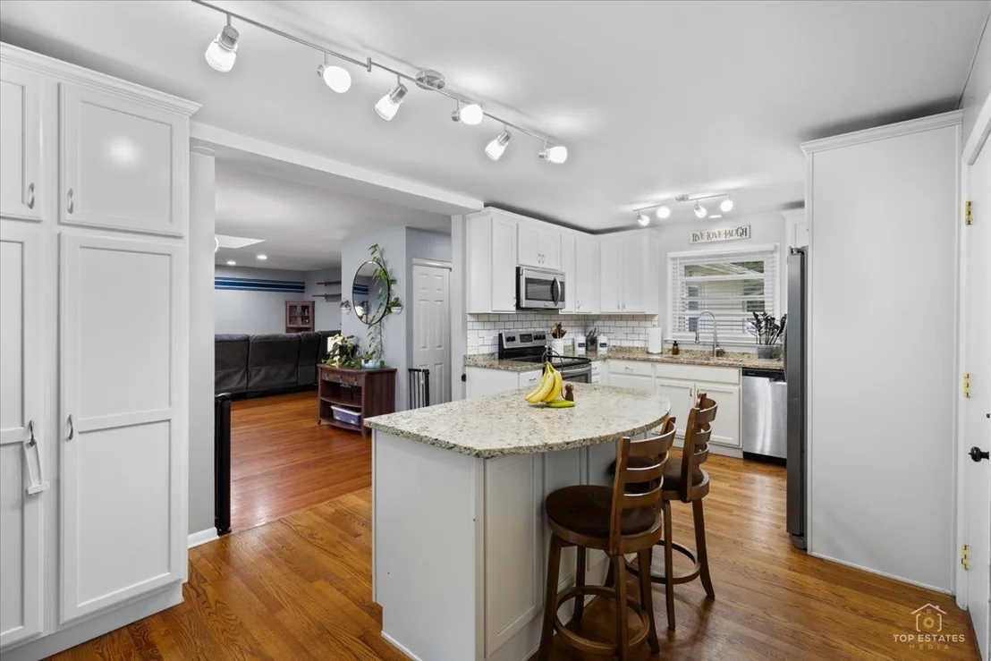 Photo of 1409 W WILLOW Lane
