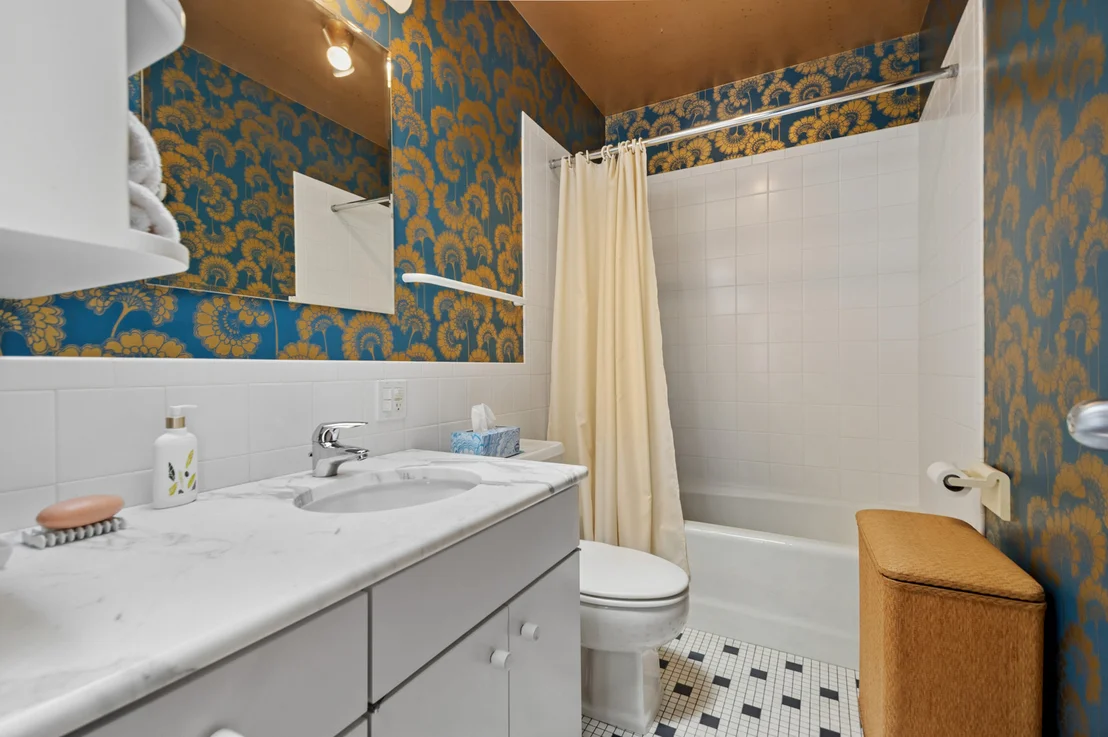 Photo of 925 W Wolfram Street