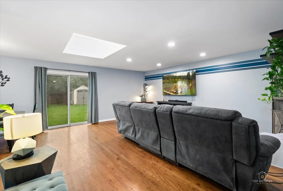 Photo of 1409 W WILLOW Lane