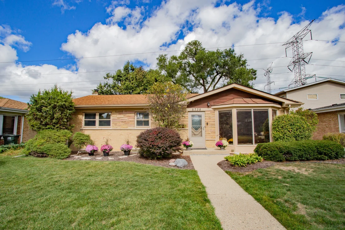 Photo of 5738 Lyons Street