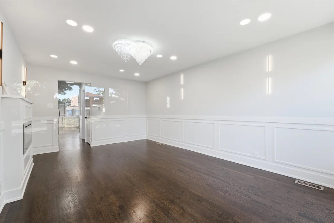 Photo of 657 E 100th Place