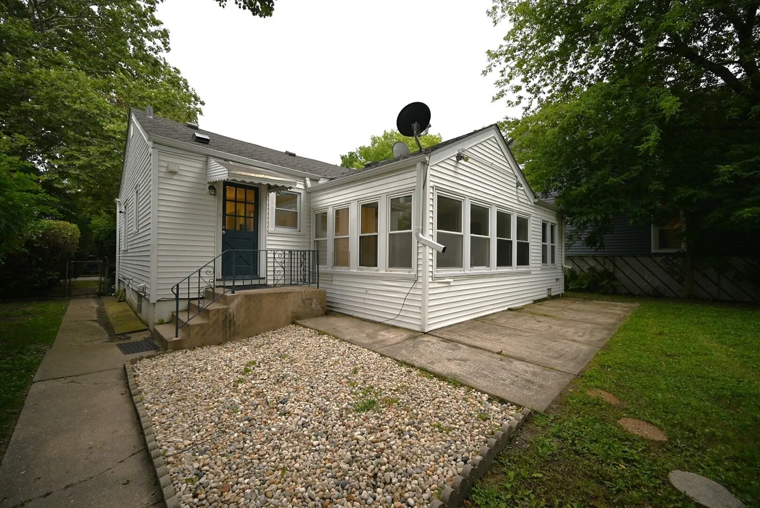 Photo of 1570 DEWEY Avenue