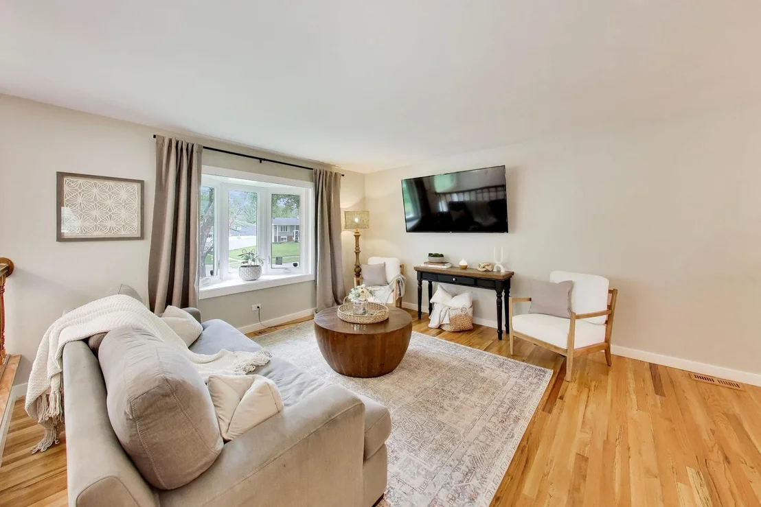 Photo of 2S550 Gray Avenue