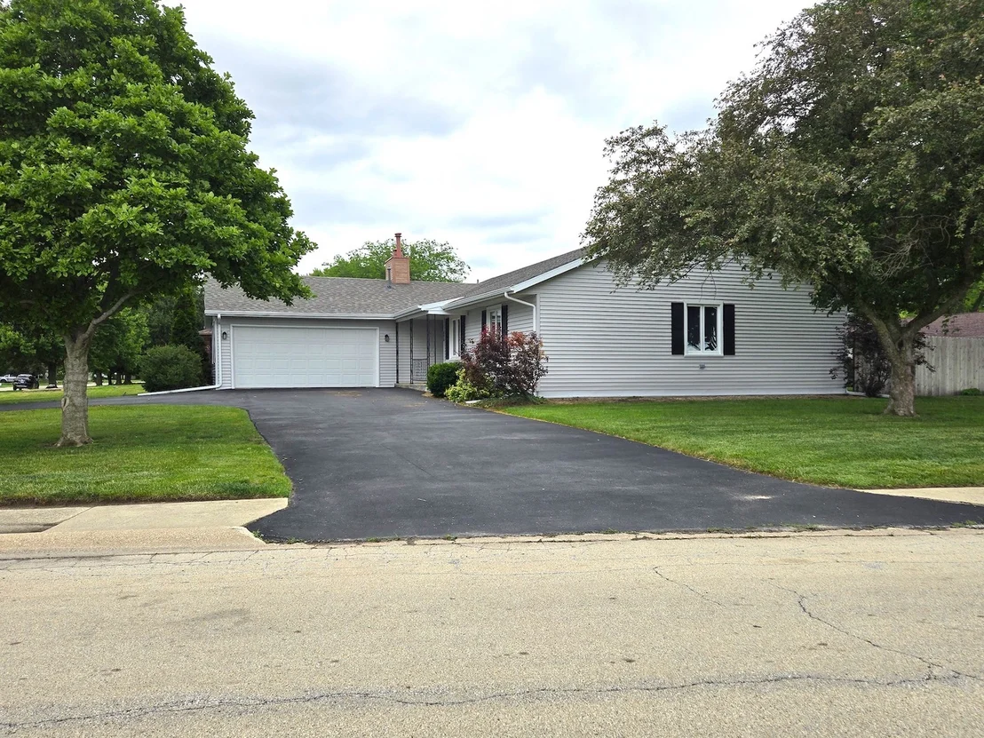 Photo of 896 S Main Avenue