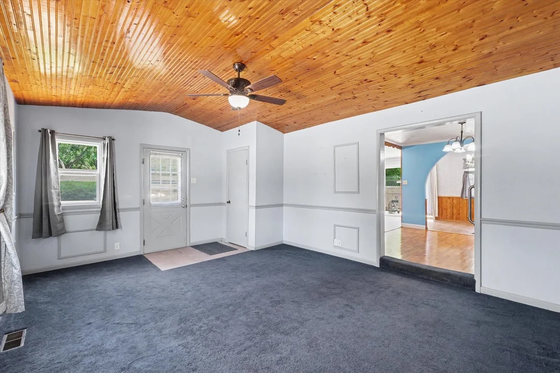 Photo of 305 S 1st Street