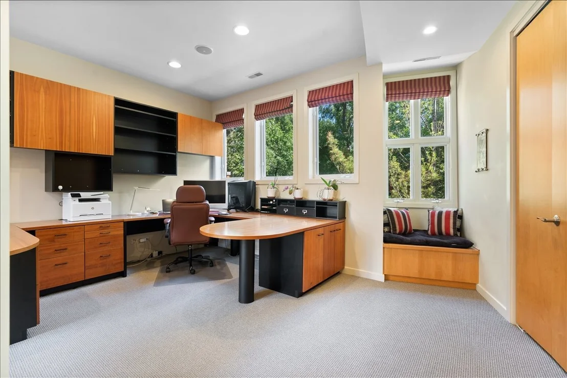 Photo of 930 W Wolfram Street