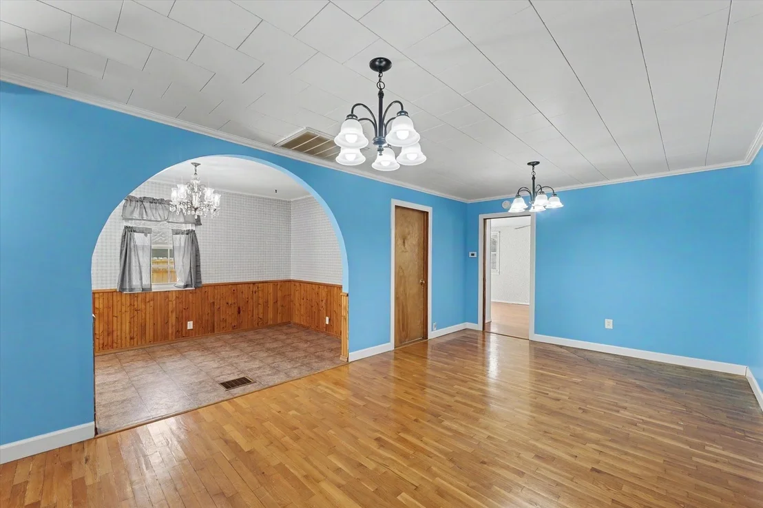 Photo of 305 S 1st Street