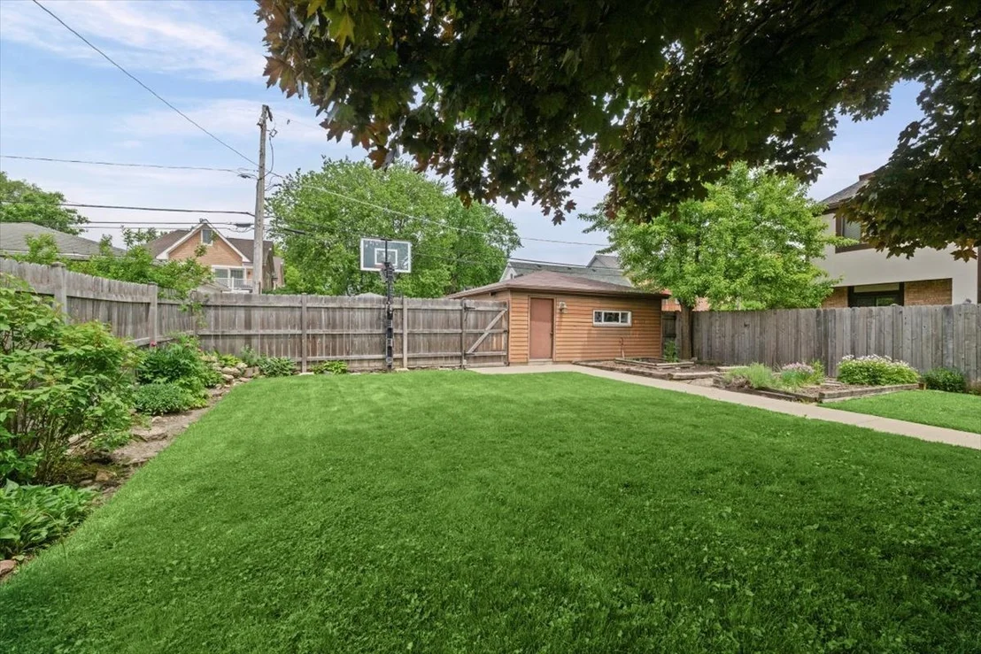 Photo of 1754 Henley Street
