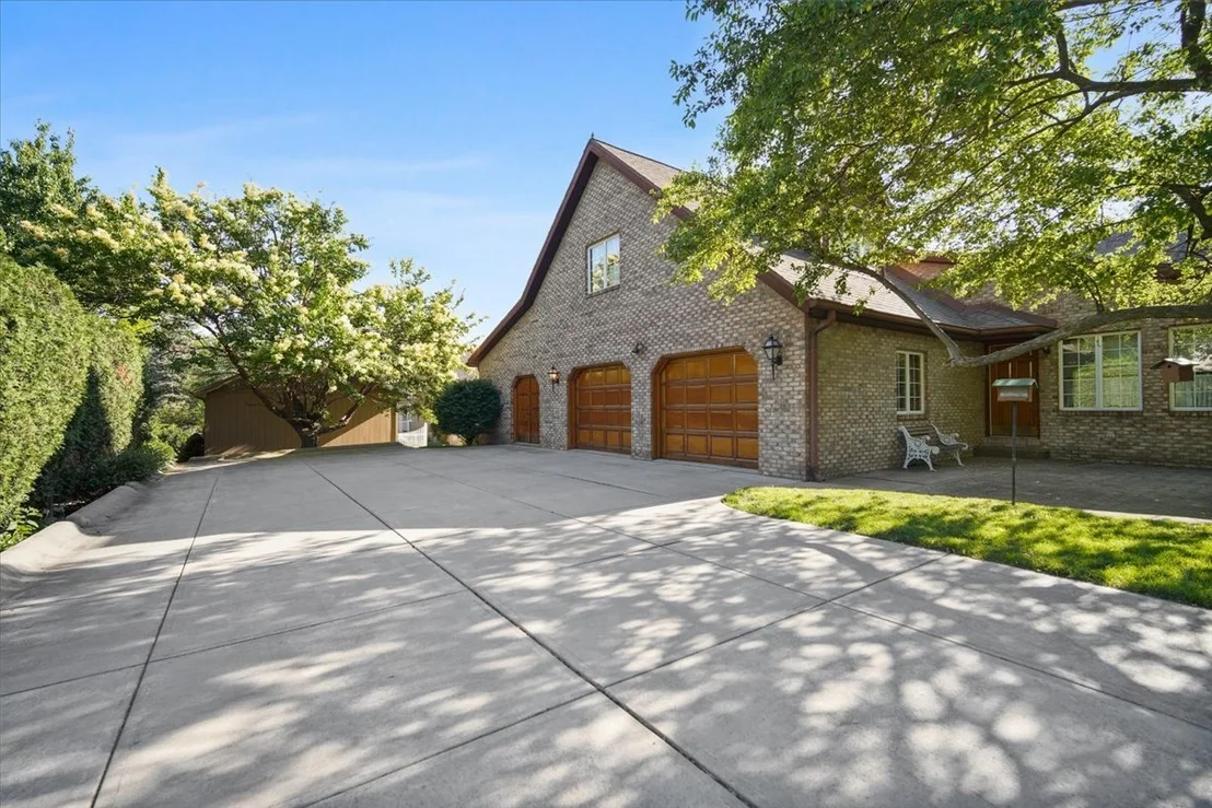 Photo of 2 Breckenridge Drive