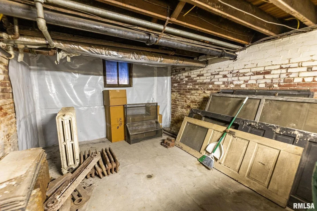 Photo of 404 W BROADWAY Street