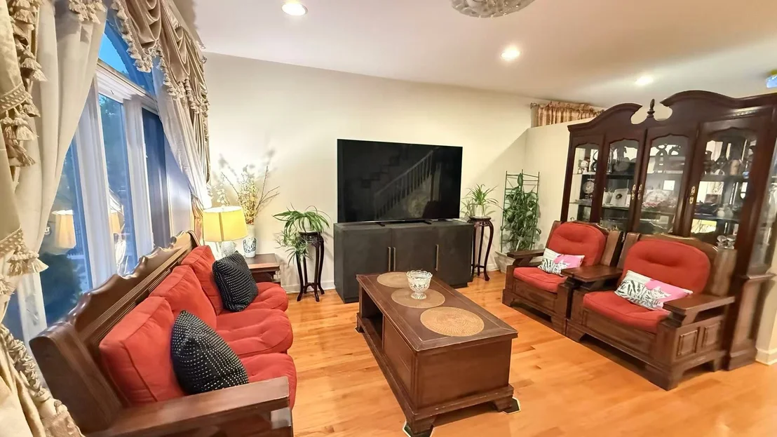 Photo of 422 W 42nd Place