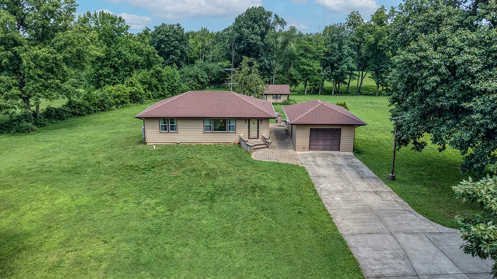 Photo of 2115 MAPLE Road