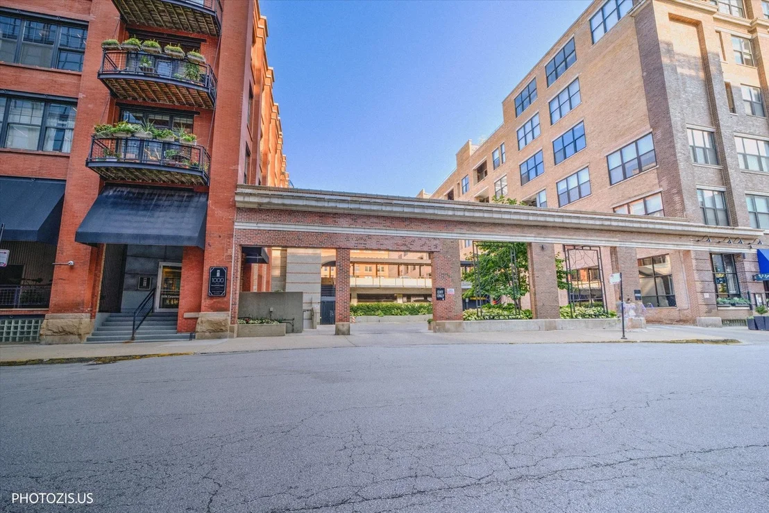 Photo of Unit 202 at 1000 W Washington Boulevard