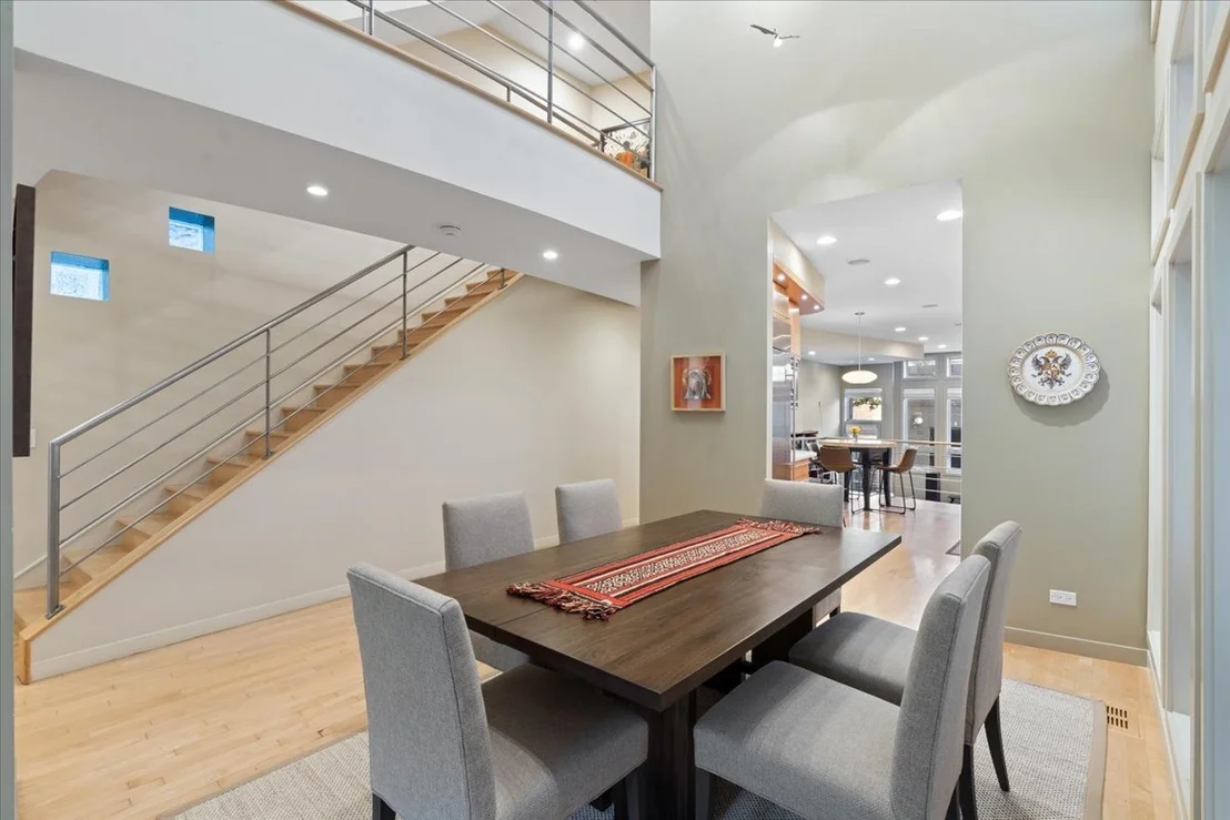 Photo of 930 W Wolfram Street