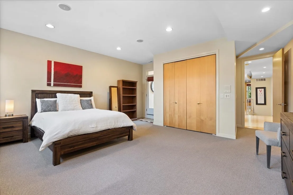 Photo of 930 W Wolfram Street