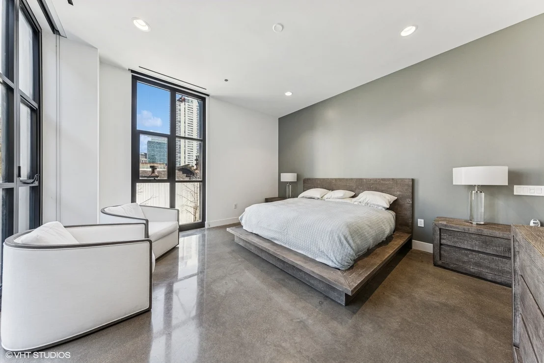 Photo of Unit 202 at 900 W Washington Boulevard