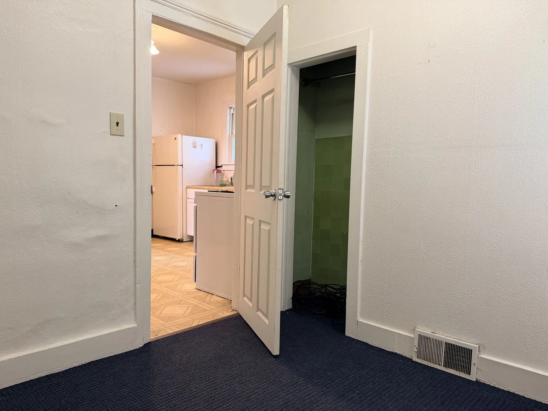 Photo of 403 E 9th Street