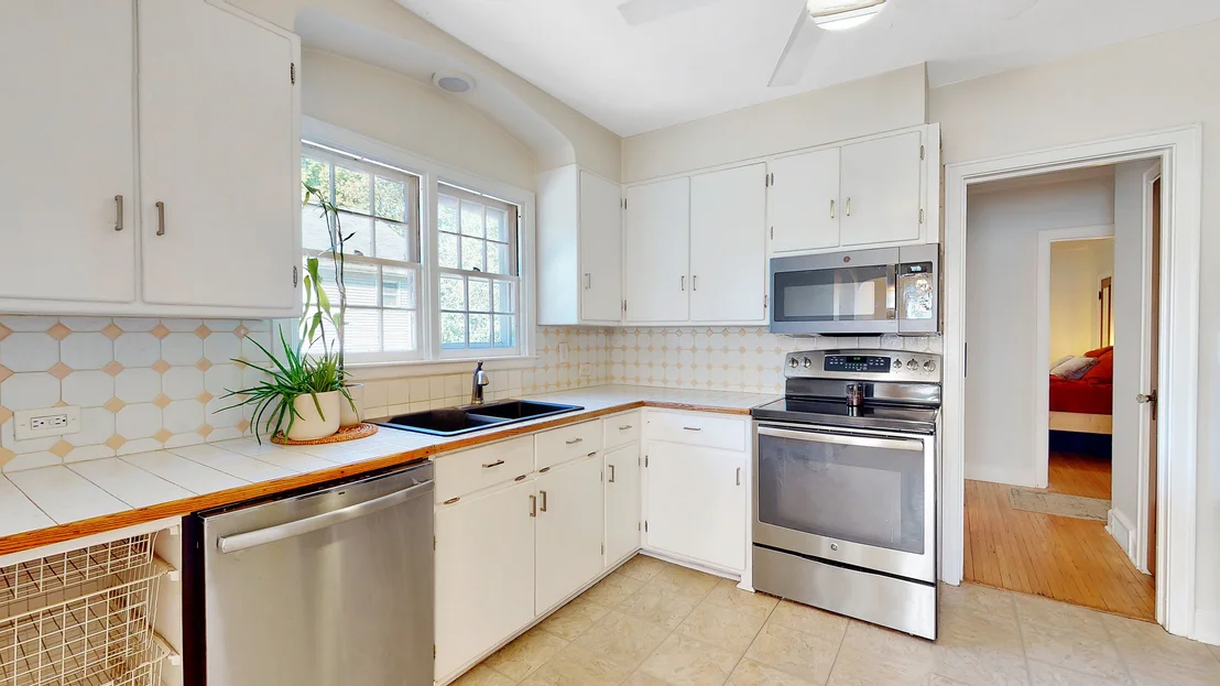 Photo of 405 Lakelawn Boulevard