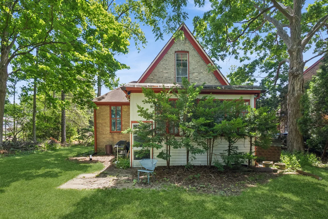 Photo of 1060 Deerfield Road