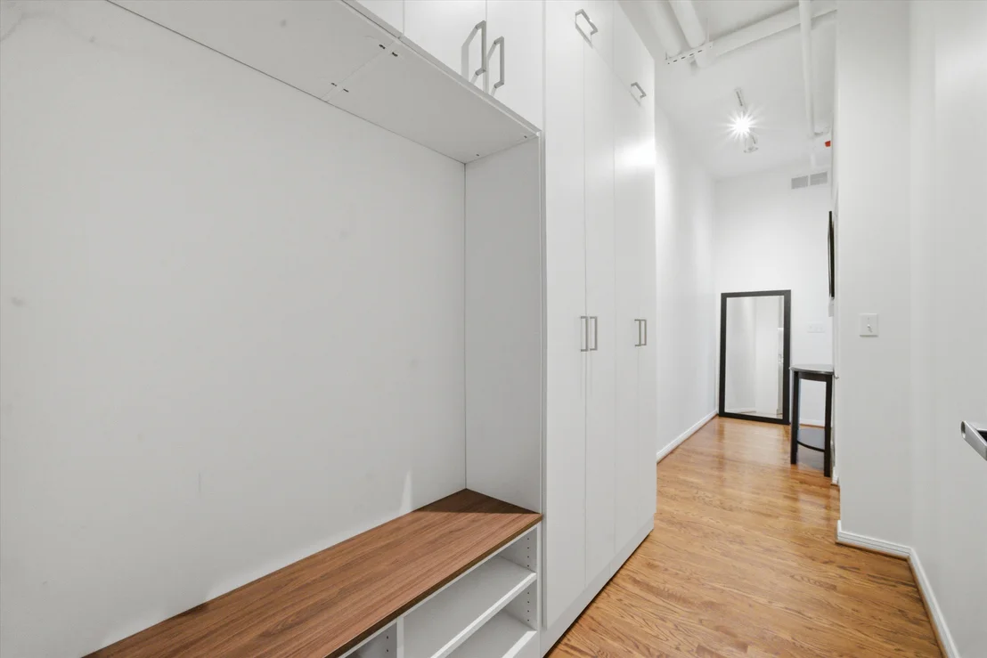 Photo of Unit 401 at 950 W Monroe Street