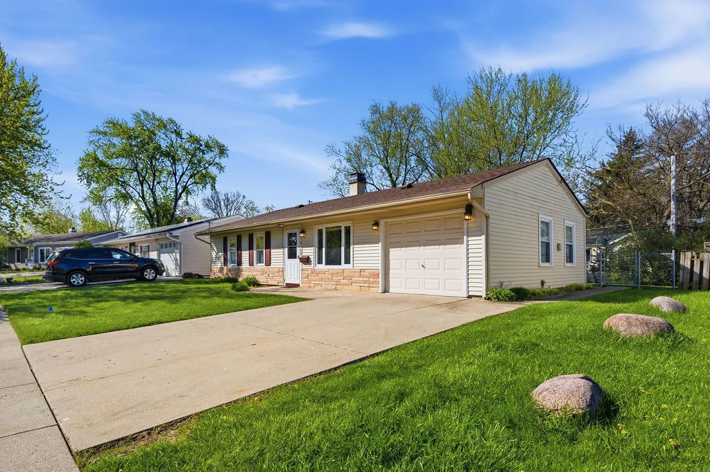 Photo of 910 Meadow Lane