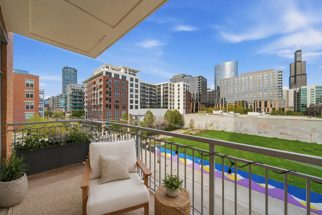 Photo of Unit 401 at 950 W Monroe Street