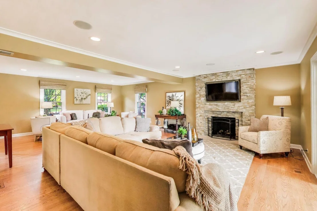 Photo of 363 Anjou Drive