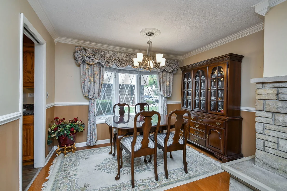 Photo of 337 W Edson Place