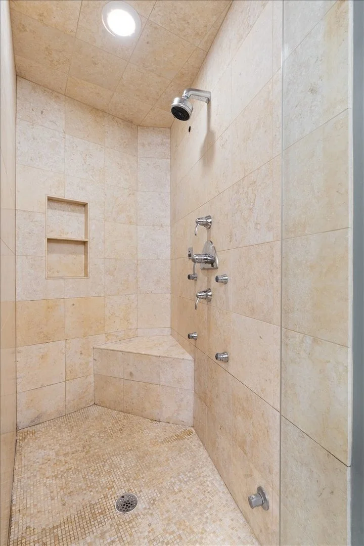 Photo of 930 W Wolfram Street